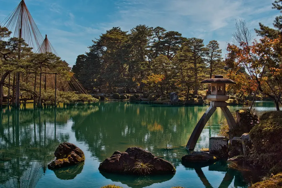 Stone lantern and pond in Kenrokuen Garden, Kanazawa