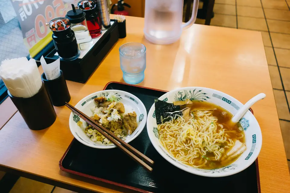 ราเมงหนึ่งชามกับข้าวในร้านอาหารที่โตเกียว