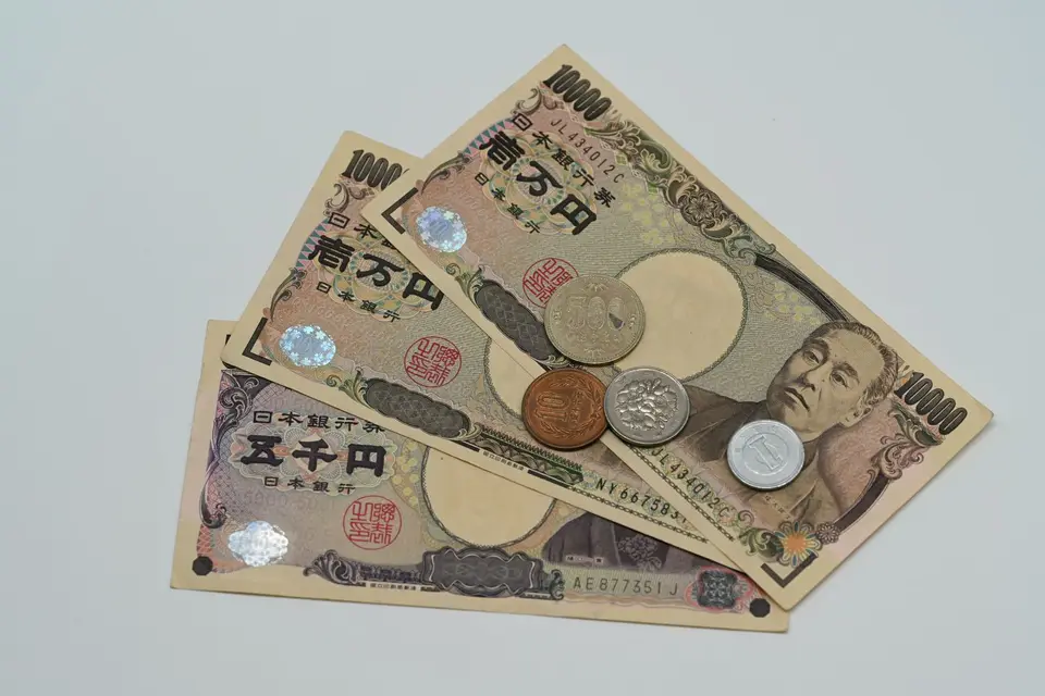 Japanese yen banknotes and coins laid out on a table