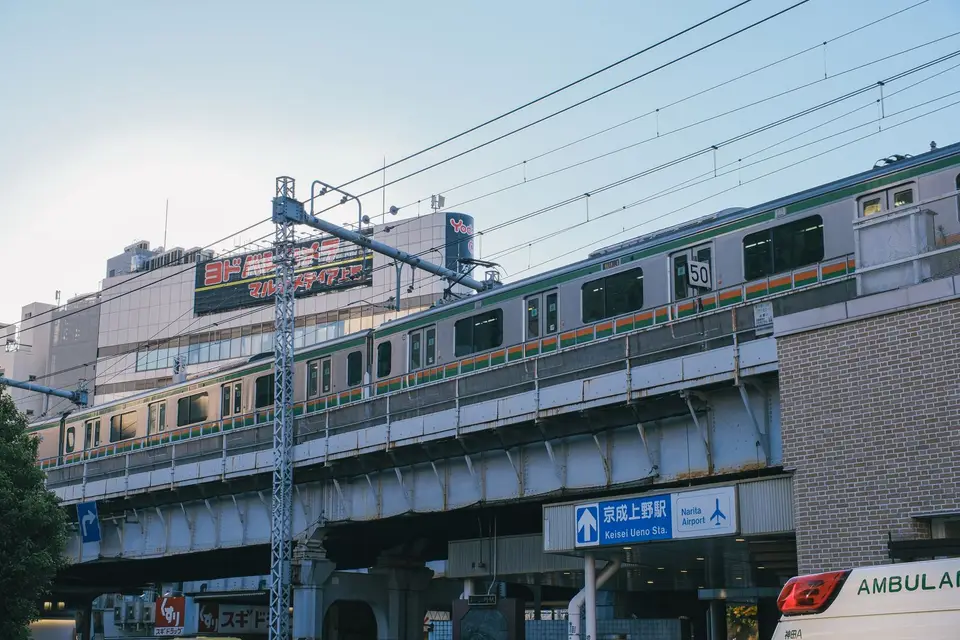รถไฟวิ่งบนรางยกระดับใกล้สถานีเคเซอุเอโนะในโตเกียว