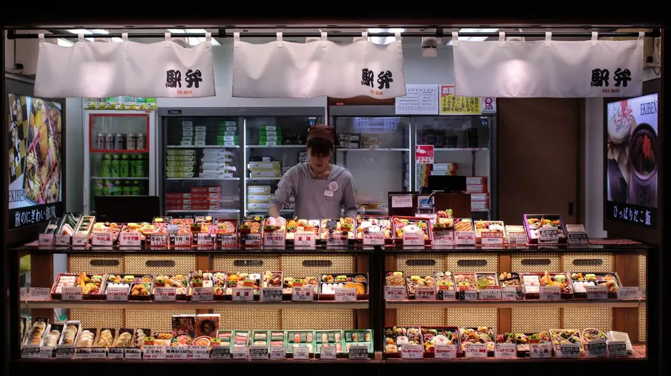 พนักงานจัดเรียงข้าวกล่องเบนโตะในร้านที่โตเกียว