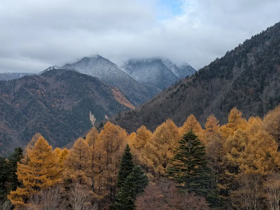 Autumn colours below misty mountains in Kamikochi