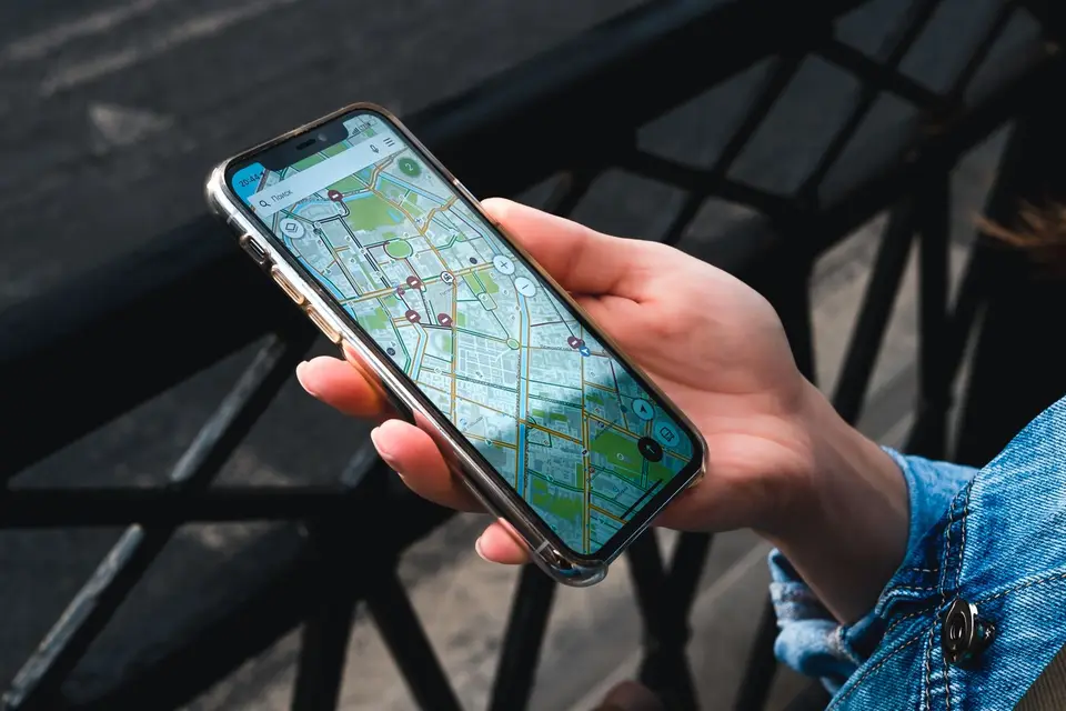 A traveller holding a phone with a city map open